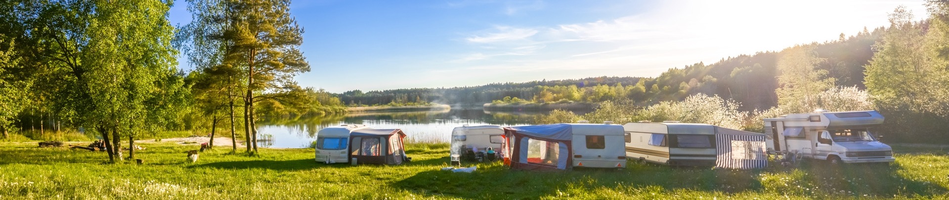 familie vakantie op een camping met caravans en campers rondom een meer